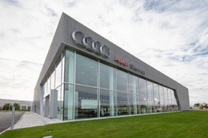 Audi Ste-Foy: façade de murs rideaux en aluminium anodisé