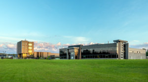 CTA et 3iT de l'université de Sherbrooke: murs rideaux en aluminium anodisé.