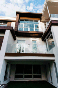 Résidence de luxe avec porte-terrasse en aluminium